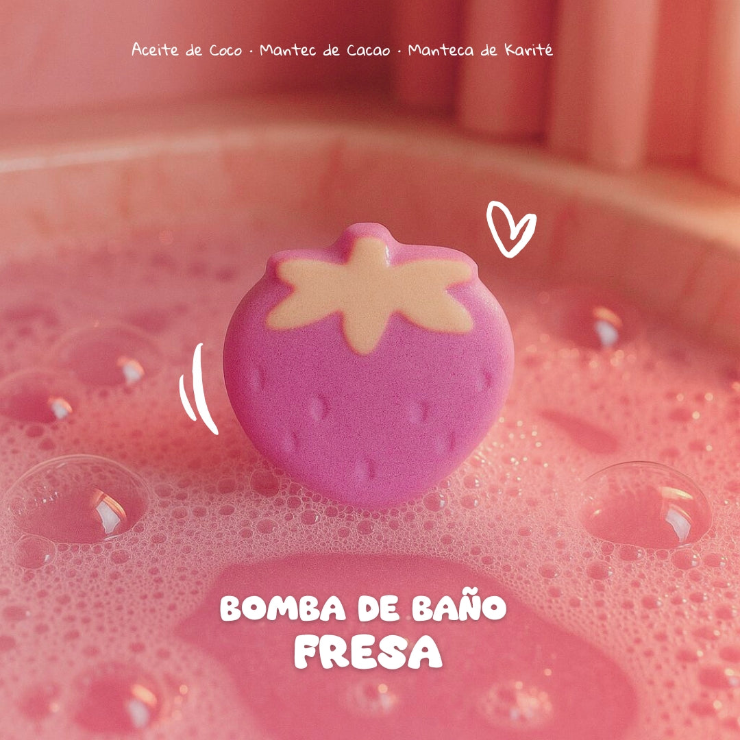 Pink bath bomb with strawberry design in a bathtub filled with bubbles, labeled 'Bomba de Baño Fresa'.